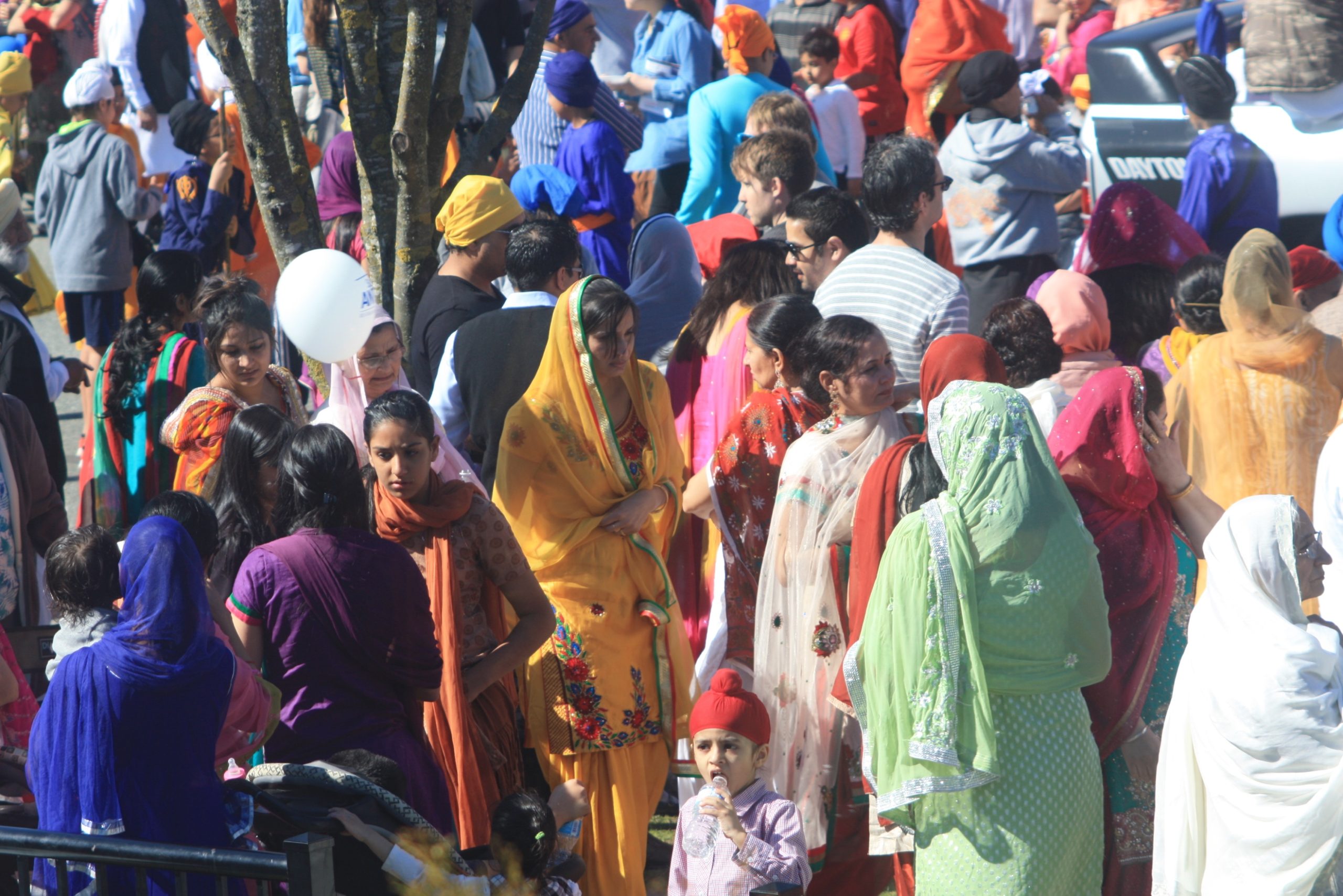 4月13日 印度节日Vaisahki 花车游行